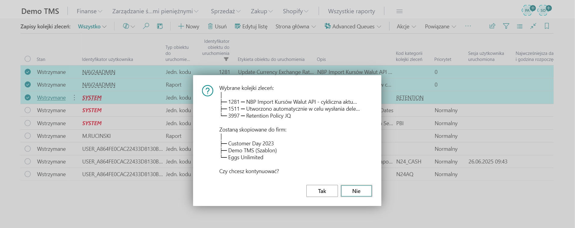 Lista wpisów kolejki zleceń w Business Central z zaznaczonymi wieloma kolejkami oraz oknem potwierdzenia pokazującym wybrane kolejki i docelowe firmy do skopiowania, z pytaniem o potwierdzenie operacji.